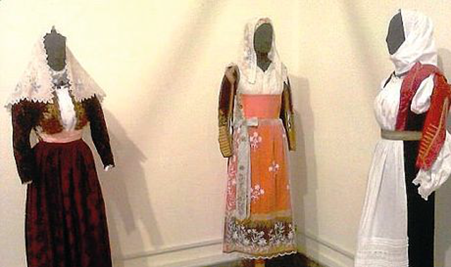 Costumi-di-Ossi-in-esposizione-al-Museo-Sanna